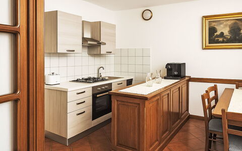 Casa Laura: Flooring, Interior Design, Cabinetry, Holz, Möbel, Küche, Fussboden, Countertop, Zimmer, Schrank
