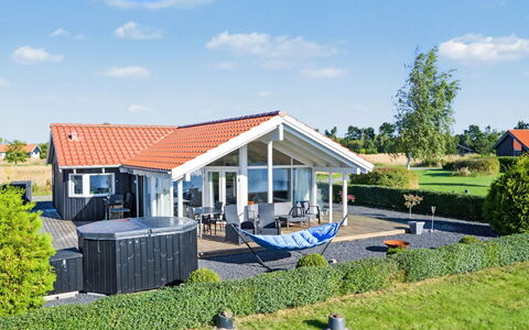 Østmar - 1.3Km from the Sea: Zuhause, Haus, Dach, Hütte, Estate, Schatten, Abstellgleis, Veranda, Landscaping, Villa