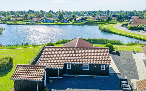 Østmar - 1.3Km from the Sea: Zuhause, Haus, Dach, Hütte, Estate, Schatten, Abstellgleis, Veranda, Landscaping, Villa