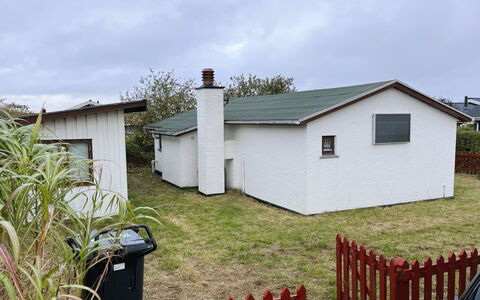 Ginger - 50M from the Sea: Dach, Haus, Zuhause, Hütte, Tür, Abstellgleis, Deck, Veranda, Planke, Hartholz