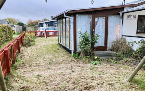 Ginger - 50M from the Sea: Dach, Haus, Zuhause, Hütte, Tür, Abstellgleis, Deck, Veranda, Planke, Hartholz