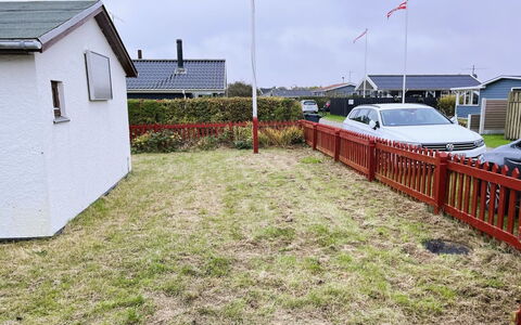 Ginger - 50M from the Sea: Dach, Haus, Zuhause, Hütte, Tür, Abstellgleis, Deck, Veranda, Planke, Hartholz