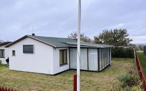 Ginger - 50M from the Sea: Dach, Haus, Zuhause, Hütte, Tür, Abstellgleis, Deck, Veranda, Planke, Hartholz