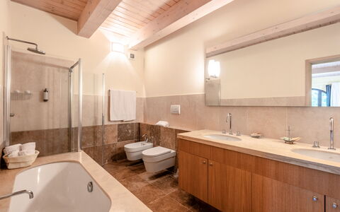 Cignella Resort: Badezimmer, Bad Sink, Flooring, Armatur, Interior Design, Sinken, Fussboden, Decke, Zapfhahn, Badezimmerschrank