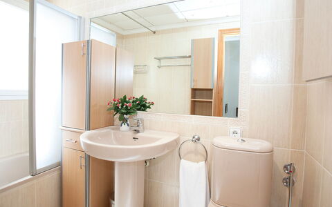 Calpe Calp 971: Badezimmer, Zimmer, Eigentum, Interior Design, Armatur, Decke, Gebäude, Sinken, Die Architektur, Fliese
