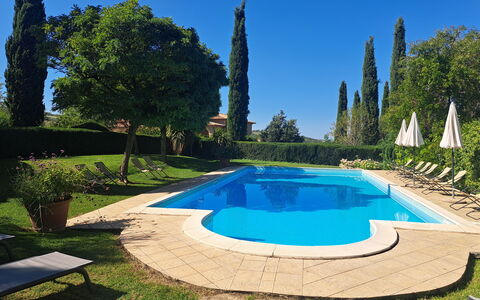 Podere Peteglia: Schwimmbad, Blau, Resort, Garten, Estate, Eco Hotel, Landscaping, Schatten, Hazienda, Thermae