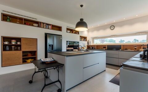 Cuadrat: Möbel, Countertop, Küche, Interior Design, Küchengerät, Cabinetry, Flooring, Fussboden, Light Fixture, Haushaltsgerät