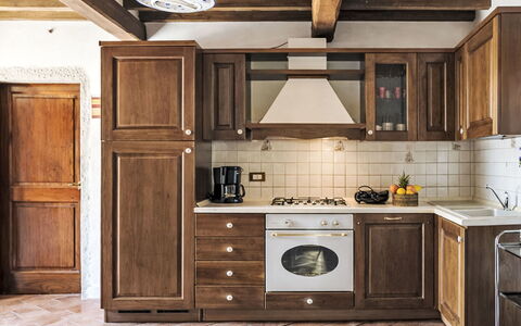 Il Cottage Roccaio: Holz, Küche, Möbel, Cabinetry, Interior Design, Major Appliance, Flooring, Küchengerät, Countertop, Schrank
