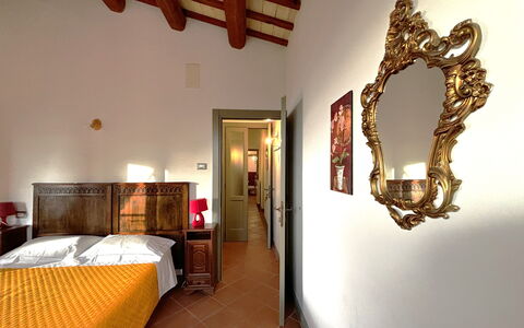 La Casa nel Bosco: Bett, Möbel, Interior Design, Schlafzimmer, Wand, Bettdecke, Bedding, Holz, Decke, Flooring