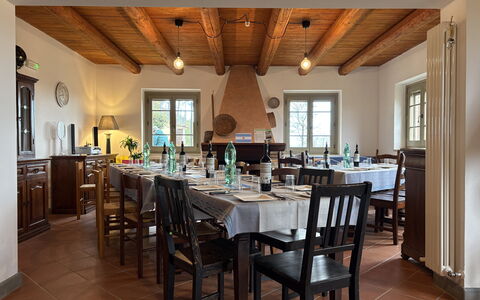 La Casa nel Bosco: Möbel, Tabelle, Stuhl, Interior Design, Holz, Flooring, Decke, Küche & Esszimmer Tisch, Esszimmer, Beleuchtung