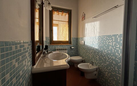 La Casa nel Bosco: Flooring, Armatur, Bad Sink, Fussboden, Interior Design, Badezimmer, Installation, Sinken, Zapfhahn, Fliese