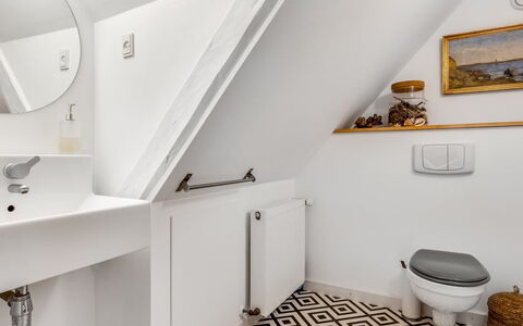 Edla - 5Km from the Sea: Armatur, Badezimmer, Flooring, Fussboden, Installation, Interior Design, Zapfhahn, Toilette, Sinken, Fliese
