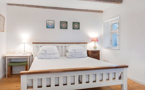 Edla - 5Km from the Sea: Bett, Möbel, Bedding, Schlafzimmer, Bettdecke, Interior Design, Holz, Fussboden, Flooring, Zimmer