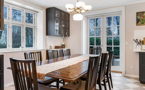 Edla - 5Km from the Sea: Möbel, Interior Design, Flooring, Light Fixture, Leuchter, Esszimmer, Stuhl, Tabelle, Holz, Decke