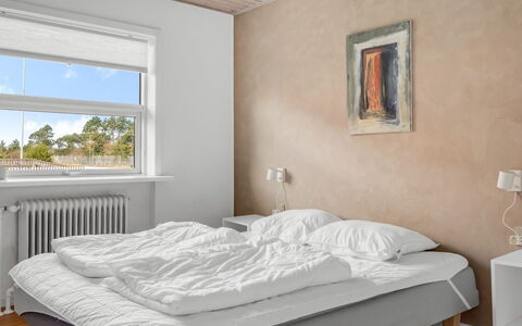 Talida - 500M from the Sea: Schlafzimmer, Bettdecke, Bedding, Fussboden, Bett, Flooring, Möbel, Interior Design, Linens, Bettrahmen