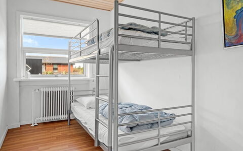 Talida - 500M from the Sea: Etagenbett, Fussboden, Flooring, Bett, Bettrahmen, Herberge, Bedding, Schlafzimmer, Holzboden