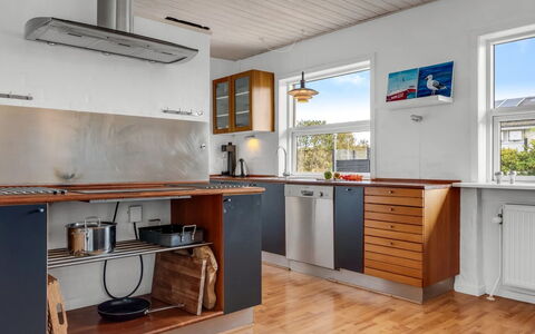 Talida - 500M from the Sea: Flooring, Küche, Küchengerät, Holz, Major Appliance, Fussboden, Interior Design, Countertop, Cabinetry, Haushaltsgerät