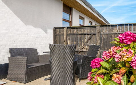 Talida - 500M from the Sea: Möbel, Holz, Interior Design, Flooring, Fussboden, Stuhl, Zimmer, Decke, Wohnzimmer, Wohnung