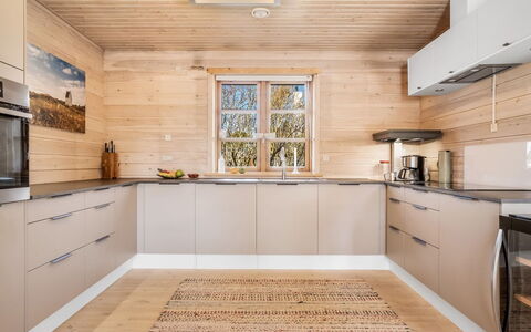 Uolevi - 1.1Km from the Sea: Holz, Flooring, Küche, Holzboden, Fussboden, Countertop, Interior Design, Cabinetry, Zuhause, Decke