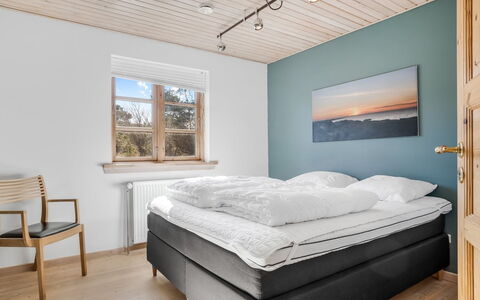 Uolevi - 1.1Km from the Sea: Schlafzimmer, Bett, Holz, Bettdecke, Interior Design, Bedding, Fussboden, Flooring, Bettrahmen, Decke