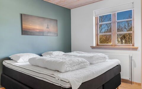 Uolevi - 1.1Km from the Sea: Schlafzimmer, Holz, Bett, Fussboden, Flooring, Bedding, Interior Design, Bettrahmen, Bettdecke, Zimmer