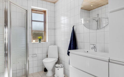 Uolevi - 1.1Km from the Sea: Flooring, Wand, Toilleten Sitz, Badezimmer, Armatur, Fussboden, Toilette, Interior Design, Sinken, Installation