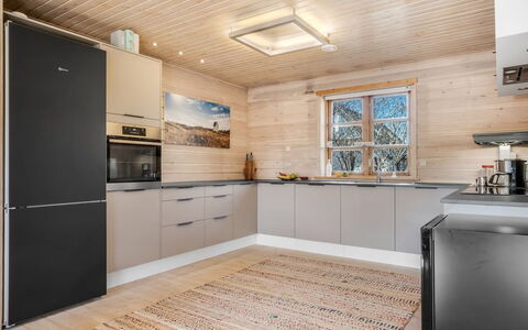 Uolevi - 1.1Km from the Sea: Küche, Holz, Flooring, Küchengerät, Major Appliance, Countertop, Decke, Interior Design, Holzboden, Fussboden