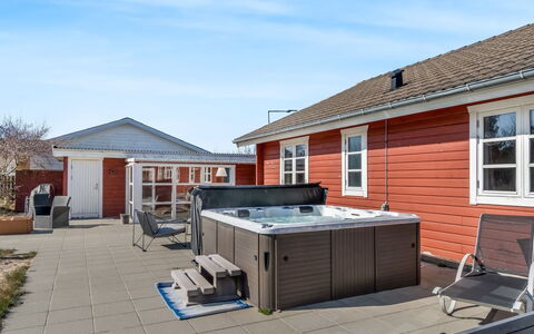 Uolevi - 1.1Km from the Sea: Dach, Verbundwerkstoff, Schwimmbad, Gartenmöbel, Garten, Holzbeize, Schatten, Design, Deck, Resort