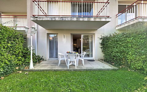 Le Clos de la Corderie: Balkon, Garten, Rasen, Schatten, Garten, Hinterhof, Landscaping, Veranda, Hazienda, Villa