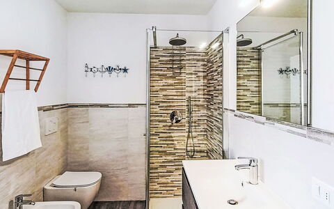 Tra Gli Ulivi: Flooring, Armatur, Fussboden, Interior Design, Badezimmer, Toilleten Sitz, Fliese, Toilette, Installation, Zapfhahn