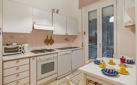 Sea Escape: Flooring, Major Appliance, Küche, Holz, Interior Design, Fussboden, Küchengerät, Countertop, Zimmer, Möbel