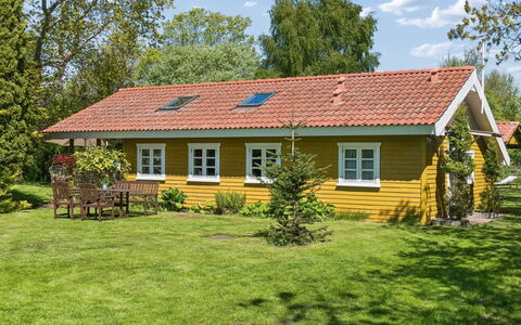 Holmfridur - 1.1Km from the Sea: Gras, Haus, Dach, Hütte, Strauch, Zuhause, Grundstueck, Garten, Bauernhaus