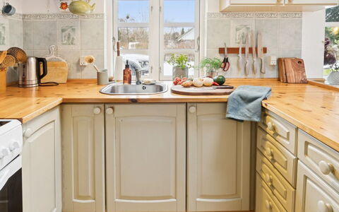 Holmfridur - 1.1Km from the Sea: Küche, Küchengerät, Countertop, Cabinetry, Interior Design, Möbel, Holz, Flooring, Major Appliance, Spüle