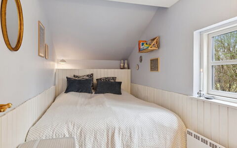 Holmfridur - 1.1Km from the Sea: Schlafzimmer, Bett, Wand, Interior Design, Holz, Bedding, Fussboden, Flooring, Decke, Bettdecke