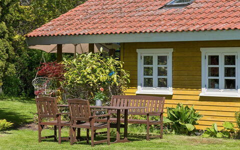 Holmfridur - 1.1Km from the Sea: Möbel, Holz, Interior Design, Flooring, Fussboden, Stuhl, Zimmer, Decke, Wohnzimmer, Wohnung