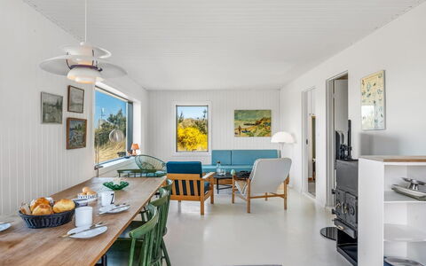 Sointu - 300M from the Sea: Möbel, Interior Design, Decke, Tabelle, Flooring, Stuhl, Fussboden, Zuhause, Küche & Esszimmer Tisch, Esszimmer