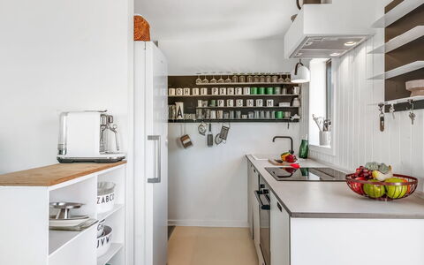 Sointu - 300M from the Sea: Küche, Küchengerät, Countertop, Major Appliance, Interior Design, Cabinetry, Möbel, Haushaltsgerät, Flooring, Zimmer