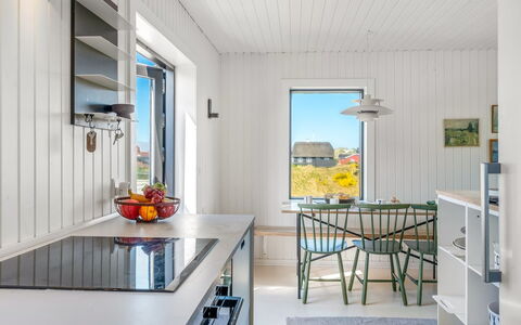 Sointu - 300M from the Sea: Holz, Küche, Interior Design, Countertop, Flooring, Zuhause, Decke, Küchengerät, Light Fixture, Major Appliance