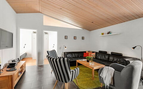 Sod - 3.2Km from the Sea: Interior Design, Möbel, Flooring, Couch, Wand, Fussboden, Holz, Decke, Wohnzimmer, Light Fixture