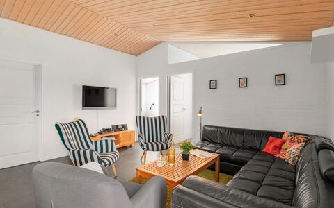 Sod - 3.2Km from the Sea: Möbel, Interior Design, Couch, Flooring, Wand, Fussboden, Decke, Holz, Wohnzimmer, Zimmer
