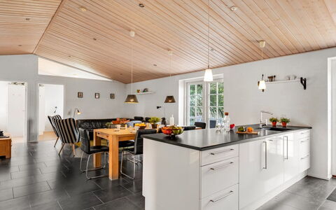 Sod - 3.2Km from the Sea: Holz, Decke, Flooring, Interior Design, Light Fixture, Fussboden, Beleuchtung, Möbel, Countertop, Küche