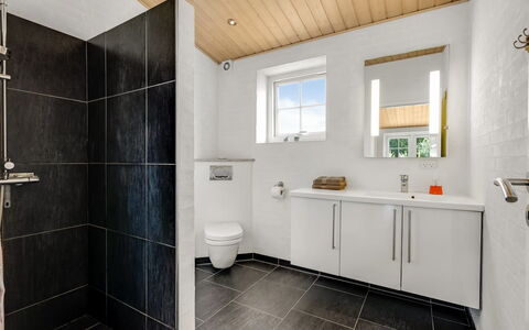 Sod - 3.2Km from the Sea: Flooring, Wand, Armatur, Fussboden, Interior Design, Decke, Sinken, Badezimmer, Installation, Zapfhahn