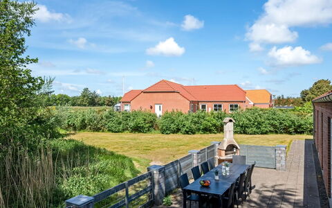 Sod - 3.2Km from the Sea: Himmel, Gras, Dach, Zuhause, Haus, Strauch, Wohngebiet, Grundstueck, Landschaft, Wolke