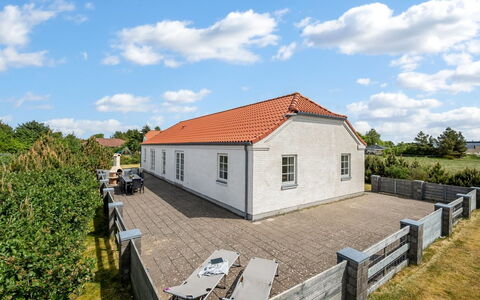 Donco - 3.2Km from the Sea: Möbel, Holz, Interior Design, Flooring, Fussboden, Stuhl, Zimmer, Decke, Wohnzimmer, Wohnung