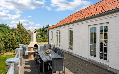 Donco - 3.2Km from the Sea: Möbel, Holz, Interior Design, Flooring, Fussboden, Stuhl, Zimmer, Decke, Wohnzimmer, Wohnung