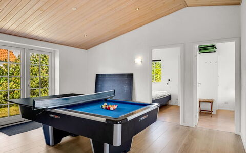 Donco - 3.2Km from the Sea: Möbel, Holz, Interior Design, Flooring, Fussboden, Stuhl, Zimmer, Decke, Wohnzimmer, Wohnung