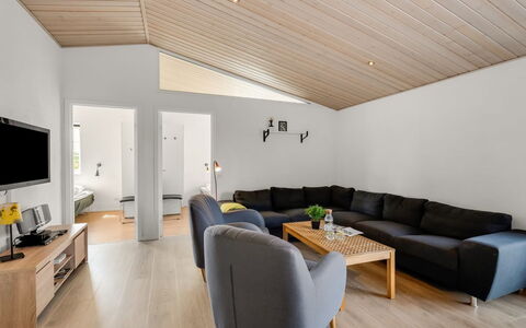 Donco - 3.2Km from the Sea: Möbel, Holz, Interior Design, Flooring, Fussboden, Stuhl, Zimmer, Decke, Wohnzimmer, Wohnung