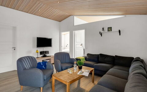 Donco - 3.2Km from the Sea: Möbel, Holz, Interior Design, Flooring, Fussboden, Stuhl, Zimmer, Decke, Wohnzimmer, Wohnung