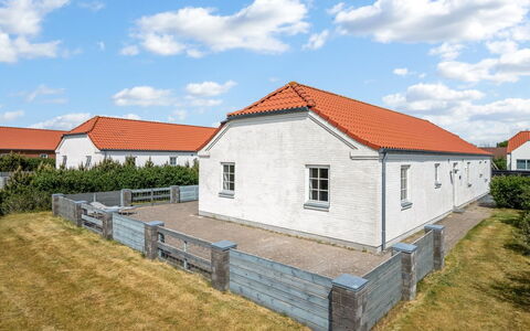 Donco - 3.2Km from the Sea: Möbel, Holz, Interior Design, Flooring, Fussboden, Stuhl, Zimmer, Decke, Wohnzimmer, Wohnung