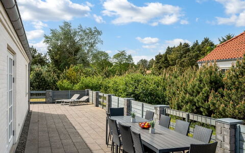 Donco - 3.2Km from the Sea: Möbel, Holz, Interior Design, Flooring, Fussboden, Stuhl, Zimmer, Decke, Wohnzimmer, Wohnung